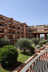 d'un balcon offrant une vue sur un complexe d'appartements. dans l'établissement Studio Sole e Residenza Luna Assisi, à Assise