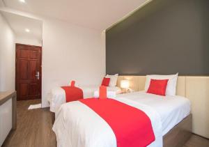 Postel nebo postele na pokoji v ubytování QUEEN'S Hotel