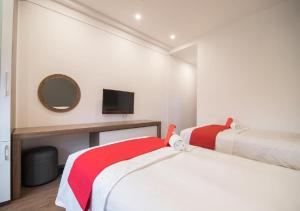 Postel nebo postele na pokoji v ubytování QUEEN'S Hotel