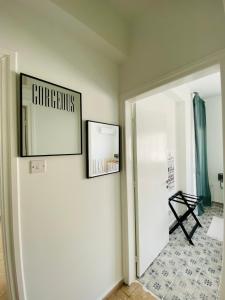 einen Flur mit einer weißen Tür und einem Bild an der Wand in der Unterkunft Simple One bedroom flat in Engomi in İncirli