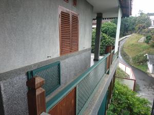 Uma varanda ou terraço em Dalem Arum (for women only)