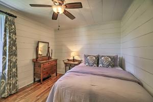 Un pat sau paturi într-o cameră la Cozy Damascus Cottage with Porch and Trail Access!