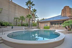 Swimmingpoolen hos eller tæt på Tucson Desert Retreat with Pool and Hot Tub Access!