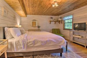 Un pat sau paturi într-o cameră la Secluded Cabin with Spacious Kitchen and Dining Area!