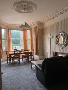 Central Victorian House with Free Parking And Private Garden