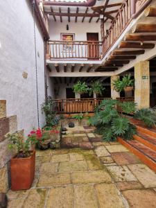 a courtyard with potted plants in a building at Las Cabezas Grises in Barichara