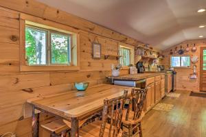una cucina in legno con tavolo e sedie in legno di Lakefront Property in the Heart of the Catskills! a Rock Hill
