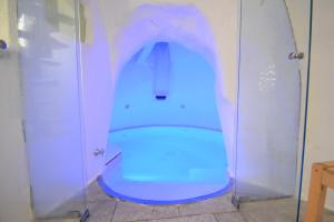 ein Badezimmer mit einem blauen WC in einer Kabine in der Unterkunft Casaterramare in Ostuni