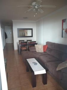 sala de estar con sofá y mesa en Club La Mar, en Puerto de Santiago