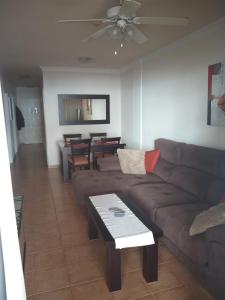 salon z kanapą i stołem w obiekcie Club La Mar w mieście Puerto de Santiago