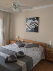sypialnia z łóżkiem i dwoma ręcznikami na nim w obiekcie Club La Mar w mieście Puerto de Santiago +31 zdjęć