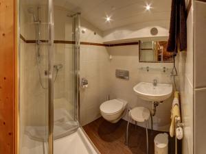 La salle de bains est pourvue d'une douche, de toilettes et d'un lavabo. dans l'établissement Gästehaus Restner - Chiemgau Karte, à Inzell