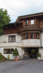 budynek ze stołem przed nim w obiekcie Ferienwohnung w mieście Bad Kleinkirchheim