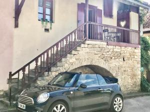 a small car parked in front of a stone building at Le vigneron Au coeur des vignes à proximité des lacs et cascades lits faits à l'arrivée in Passenans