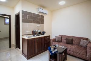 A cozinha ou kitchenette de Al Riyati Hotel Apartments
