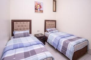 Een bed of bedden in een kamer bij Al Riyati Hotel Apartments