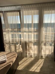 een slaapkamer met een raam met uitzicht op de oceaan bij Hotel Vokrug Sveta in Adler