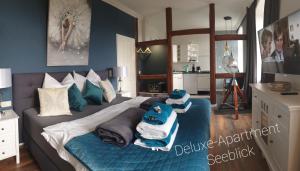1 dormitorio con 1 cama con toallas en Luna et Sol - Haus Am See Seeblick-Apartment en Seehausen