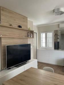 sala de estar con TV de pantalla plana grande en Apartment AndjelaS, en Tivat