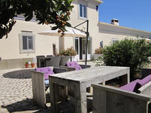 サン・ブラース・デ・アルポルテルにあるCasal da Eiraの木製テーブル(紫の椅子、傘付)