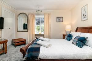 een slaapkamer met een bed en een raam bij The Green Inn Rooms in Ballater