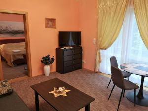 Televízia a/alebo spoločenská miestnosť v ubytovaní Villa Viktoria + 17 fotografií