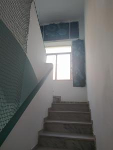 Una escalera en una habitación con ventana en LA PITA BEACH HOUSE, en Almería