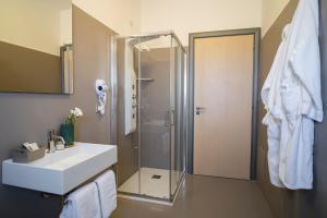 Vonios kambarys apgyvendinimo įstaigoje Enny Camere