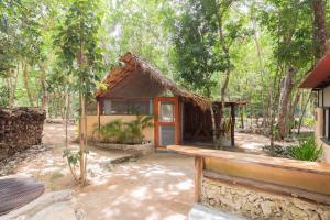 una pequeña cabaña en medio de un bosque en MELI-MELO P&B en Tulum