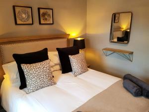 Ένα ή περισσότερα κρεβάτια σε δωμάτιο στο Glencoe House Inverness
