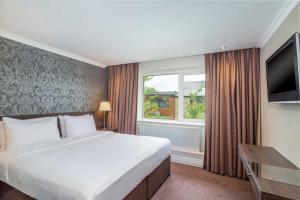 - une chambre avec un grand lit et une fenêtre dans l'établissement Hotel Kilmore, à Cavan