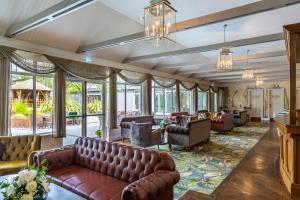 Uma área de estar em Hotel Kilmore