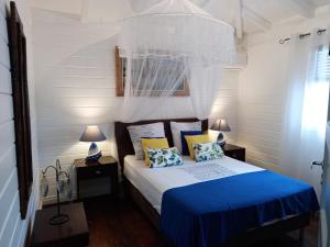 Villa de 2 chambres avec vue sur la mer piscine privee et jacuzzi a Bouillanteにあるベッド
