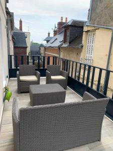 d'un balcon avec des chaises et des tables. dans l'établissement Maison de pécheur 3 chambres centre ville 10 min de la plage Good Mindset, à Trouville-sur-Mer