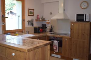 Kuchyň nebo kuchyňský kout v ubytování Apartment La Tibolire
