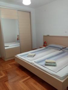 赫瓦爾的住宿－Udobna soba za dvoje，一间卧室配有一张大床和两条毛巾