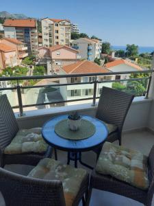 eine Terrasse mit einem Tisch und Stühlen auf dem Balkon in der Unterkunft Lux Apartment Talija in Budva