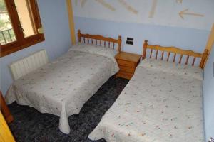 Cette chambre comprend 2 lits jumeaux. dans l'établissement Apartamento rural en Los Pirineos, à Guardiola de Berguedà