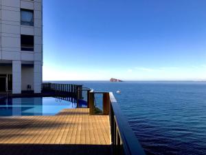 uma vista para o oceano a partir de uma varanda de um edifício em Gemelos 28 Levante Seaview em Benidorm