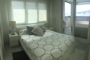 um quarto branco com uma cama com 2 almofadas em Gemelos 28 Levante Seaview em Benidorm