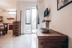 een kamer met een aanrecht met een kom erop bij Casa Nenè in Otranto