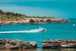 een man op een jetski in het water bij Casa Nenè in Otranto