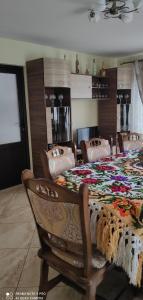 um quarto com uma mesa com um cobertor em La Lenuța În Susani em Breb