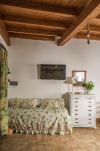 een slaapkamer met een bed en een witte dressoir bij B&B Etruscan Garden in Sutri