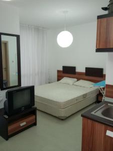 - une chambre avec un lit, une télévision et un miroir dans l'établissement Rainbow 3 Apartment-studio 223, à Sunny Beach