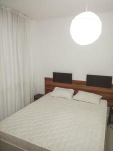 - une chambre avec un grand lit blanc et une lumière dans l'établissement Rainbow 3 Apartment-studio 223, à Sunny Beach