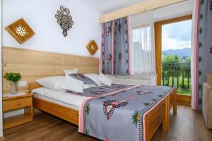 1 dormitorio con cama y ventana en Willa Halinka, en Zakopane