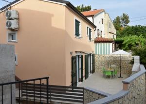 een huis met een balkon met een tafel bij NEW Holliday House Ardura in Štivan