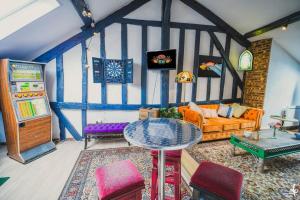 a living room with a couch and a table at APPART New-yorkais FRIENDS ( Central PERK ) in Troyes