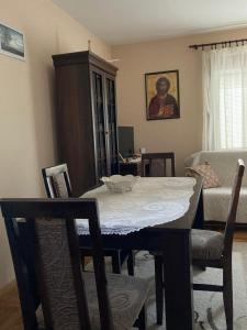 TV in/ali zabaviščno središče v nastanitvi apartman Mara